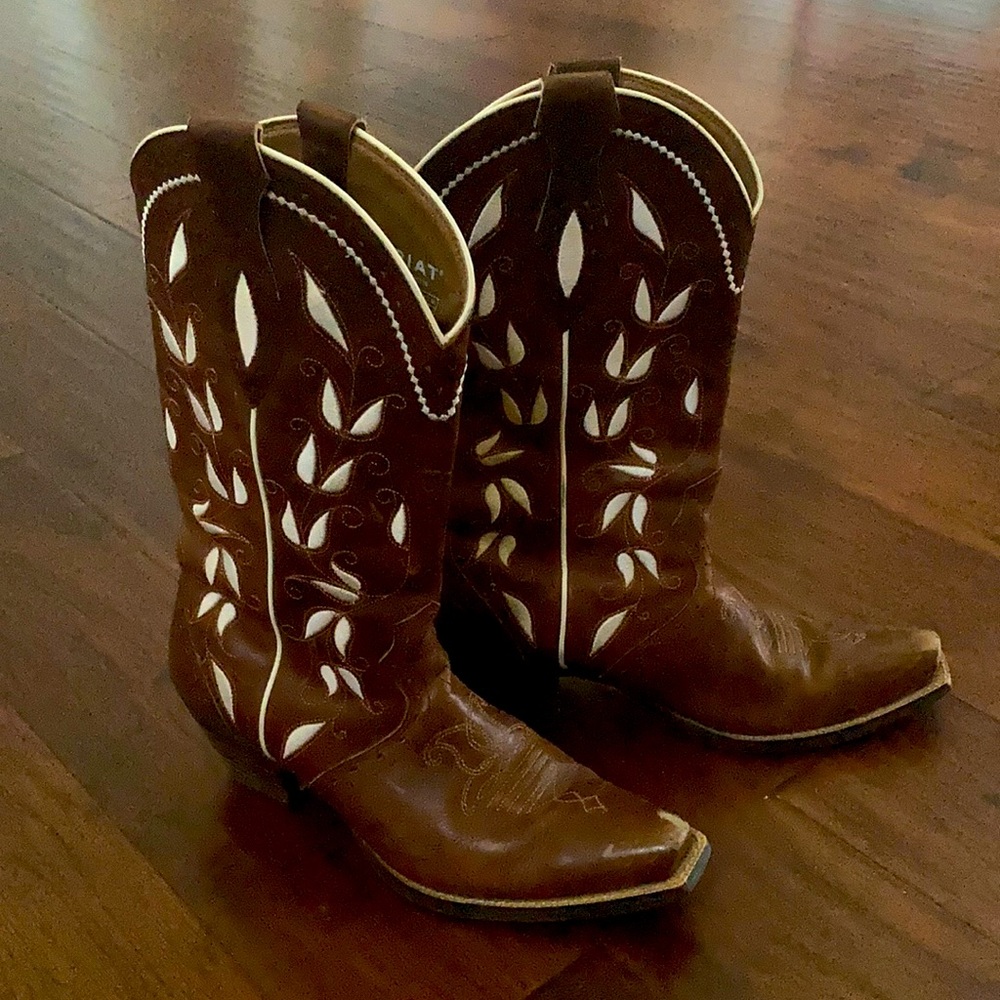 Women’s Ariat boots. Size 8.